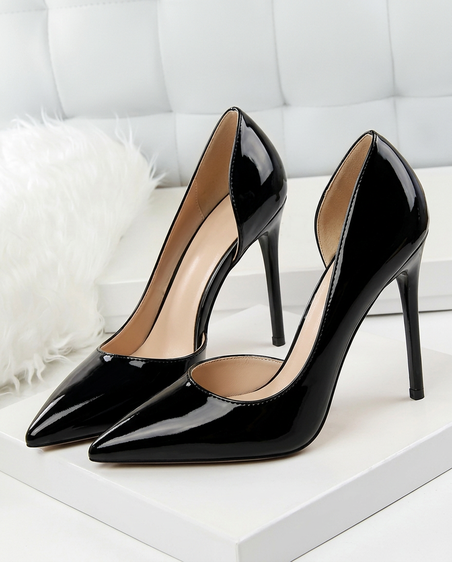 Zwarte pumps lakleerlook met spitse neus en naaldhak - productfoto