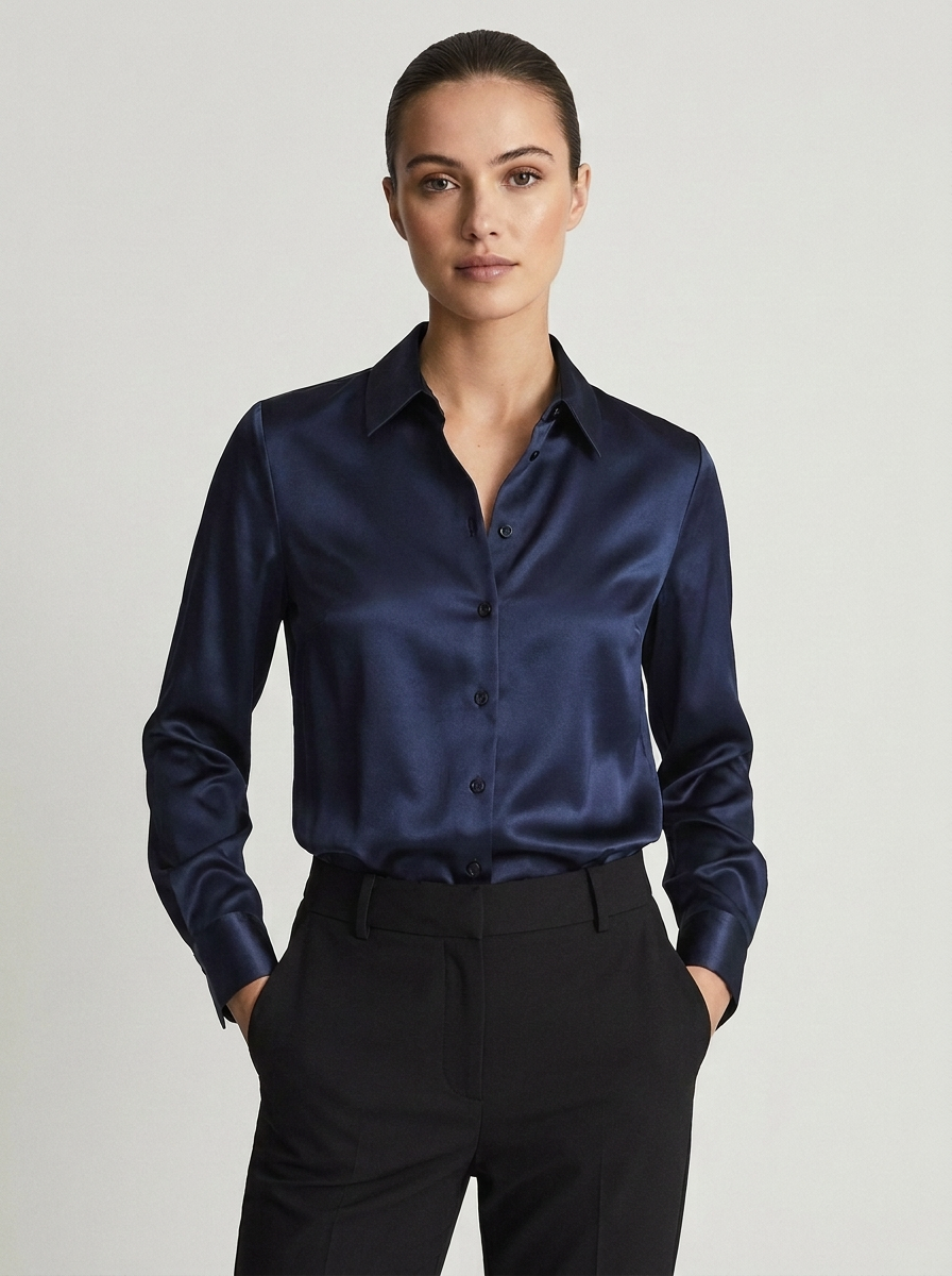 Bella Novelle satijnen blouse klassieke kraag in marineblauw