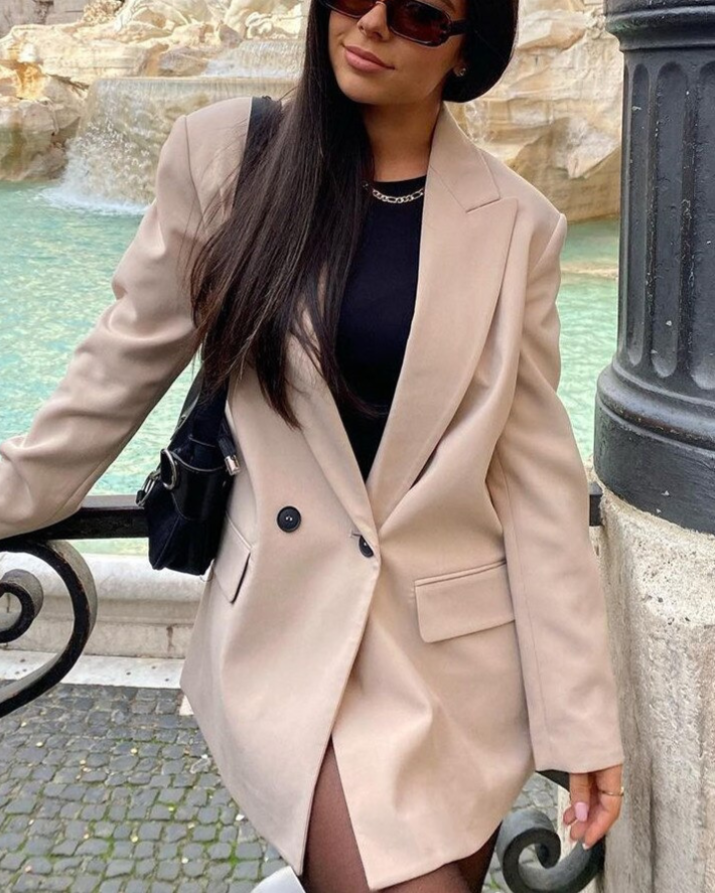 Bella Novelle damesblazer met dubbele knooprij, staande pose