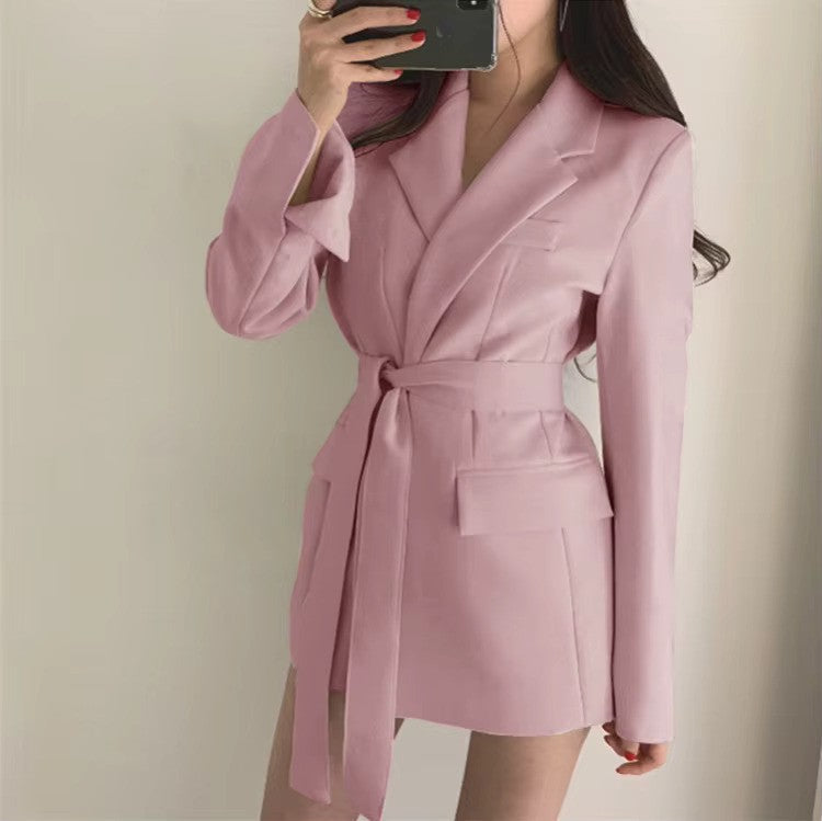 Bella Novelle blazer met riem, staande pose