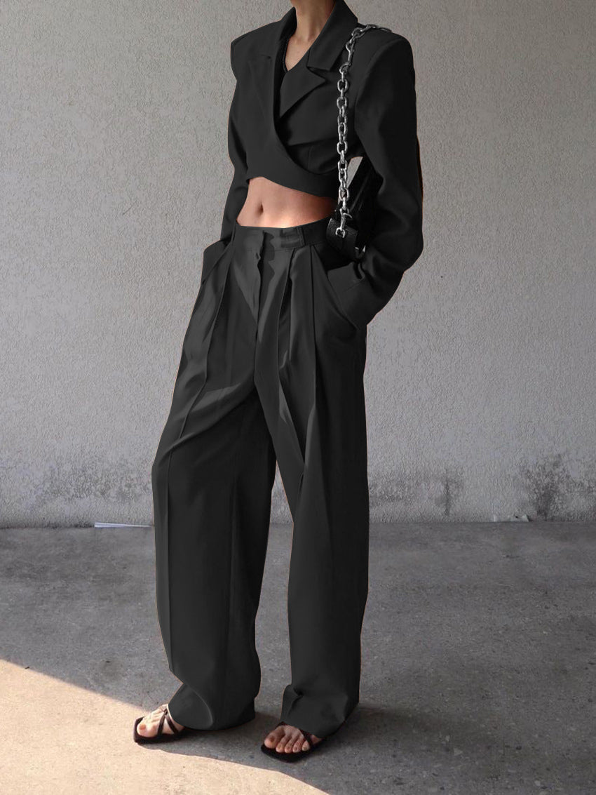 Bella Novelle tweedelige set met cropped blazer en wijde broek, achteraanzicht