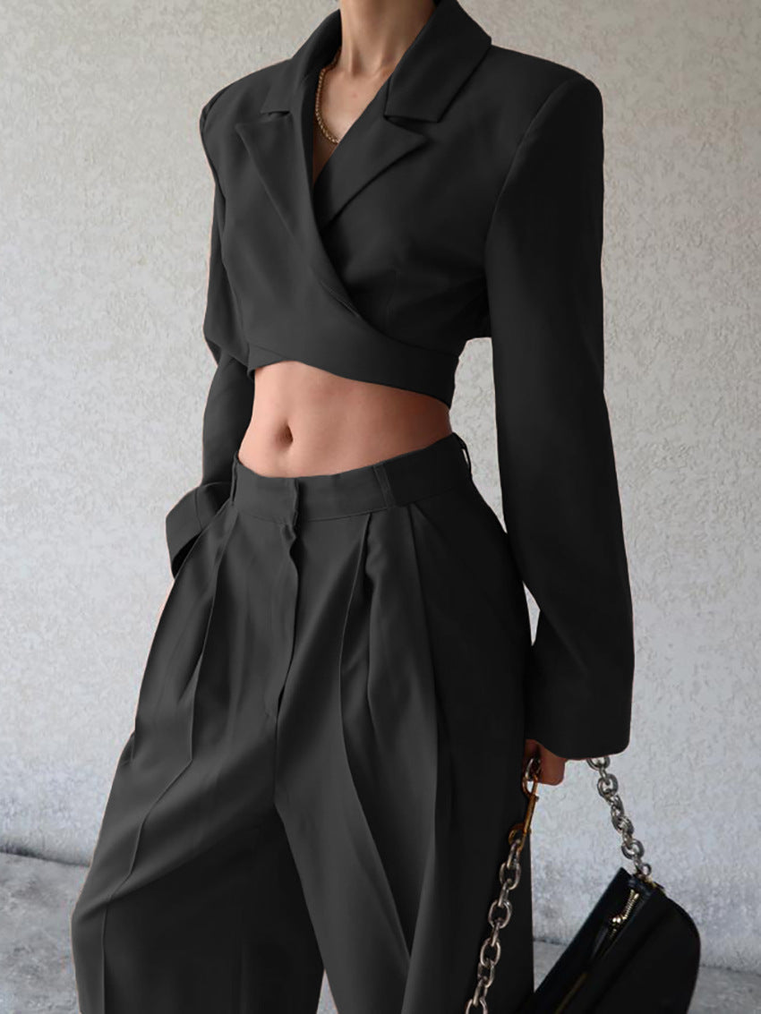 Bella Novelle tweedelige set met cropped blazer en wijde broek, zijaanzicht