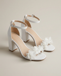 Bella Novelle sandalen met blokhak en bloemdetail in wit, productfoto