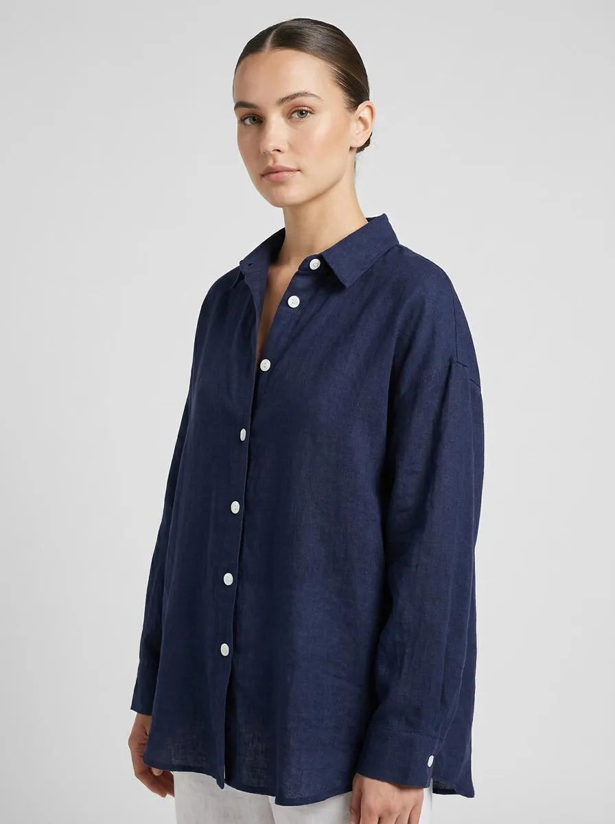 Bella Novelle linnen blouse knoopsluiting, driekwart aanzicht