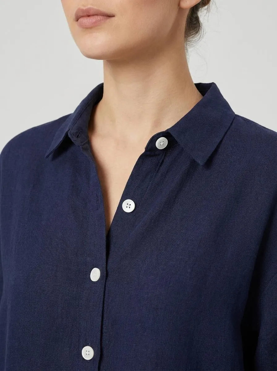 Bella Novelle linnen blouse knoopsluiting, detail van de kraag en knopen