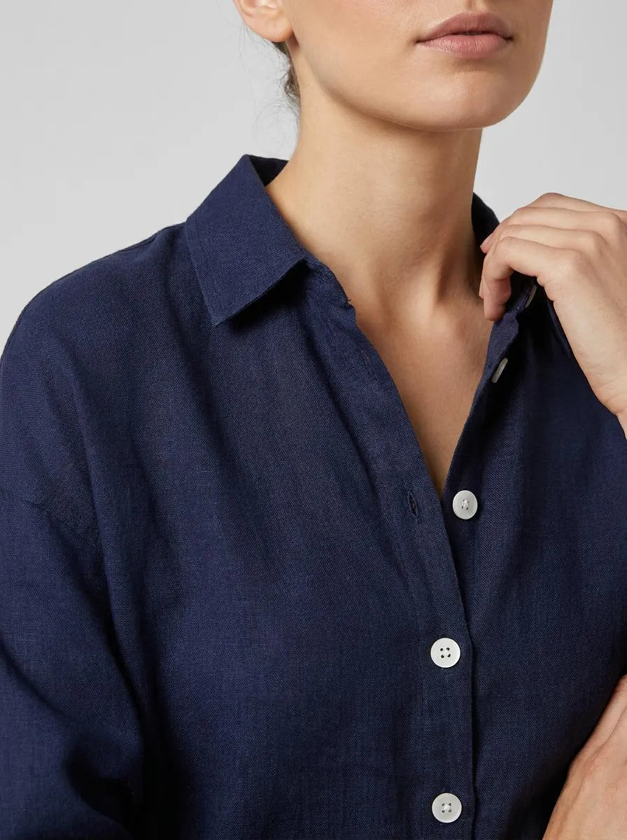 Bella Novelle linnen blouse knoopsluiting, close-up van de stof
