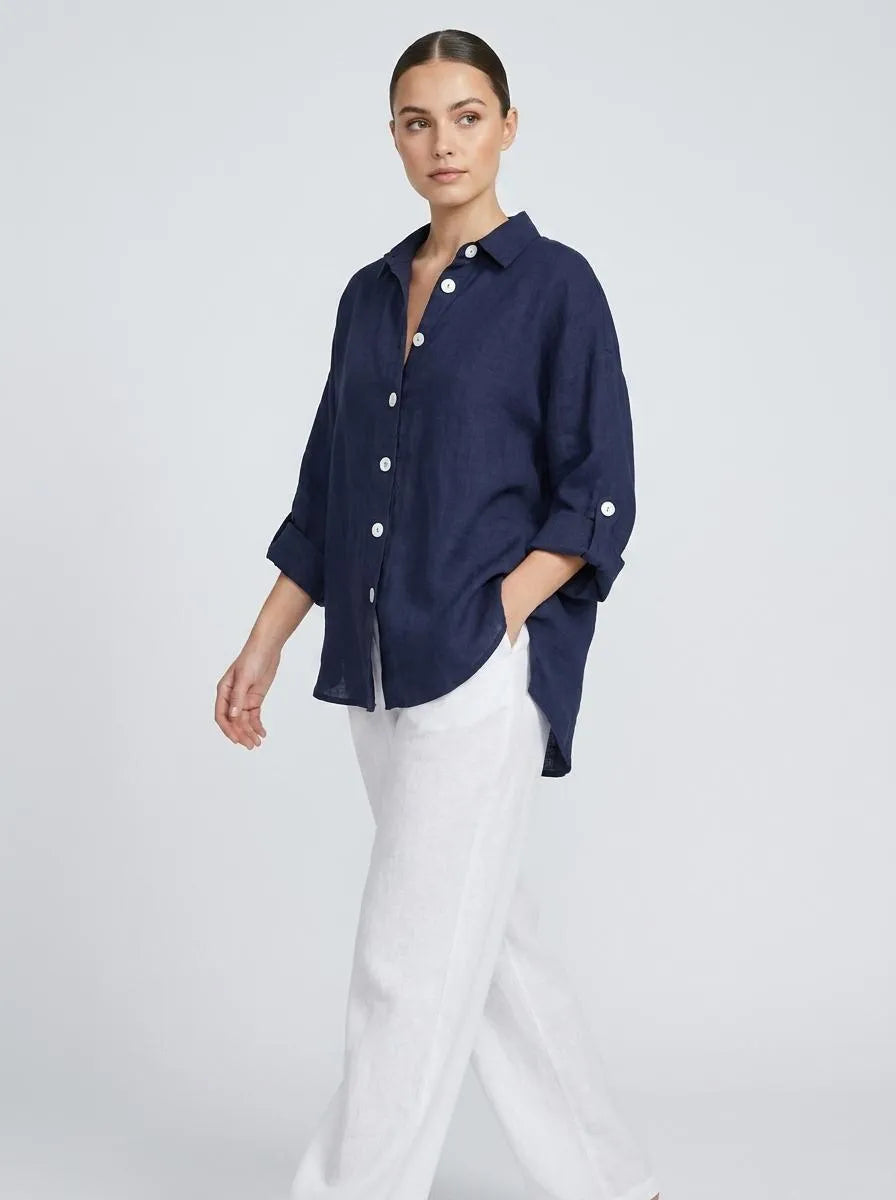 Bella Novelle linnen blouse knoopsluiting in beweging, volledige lengte