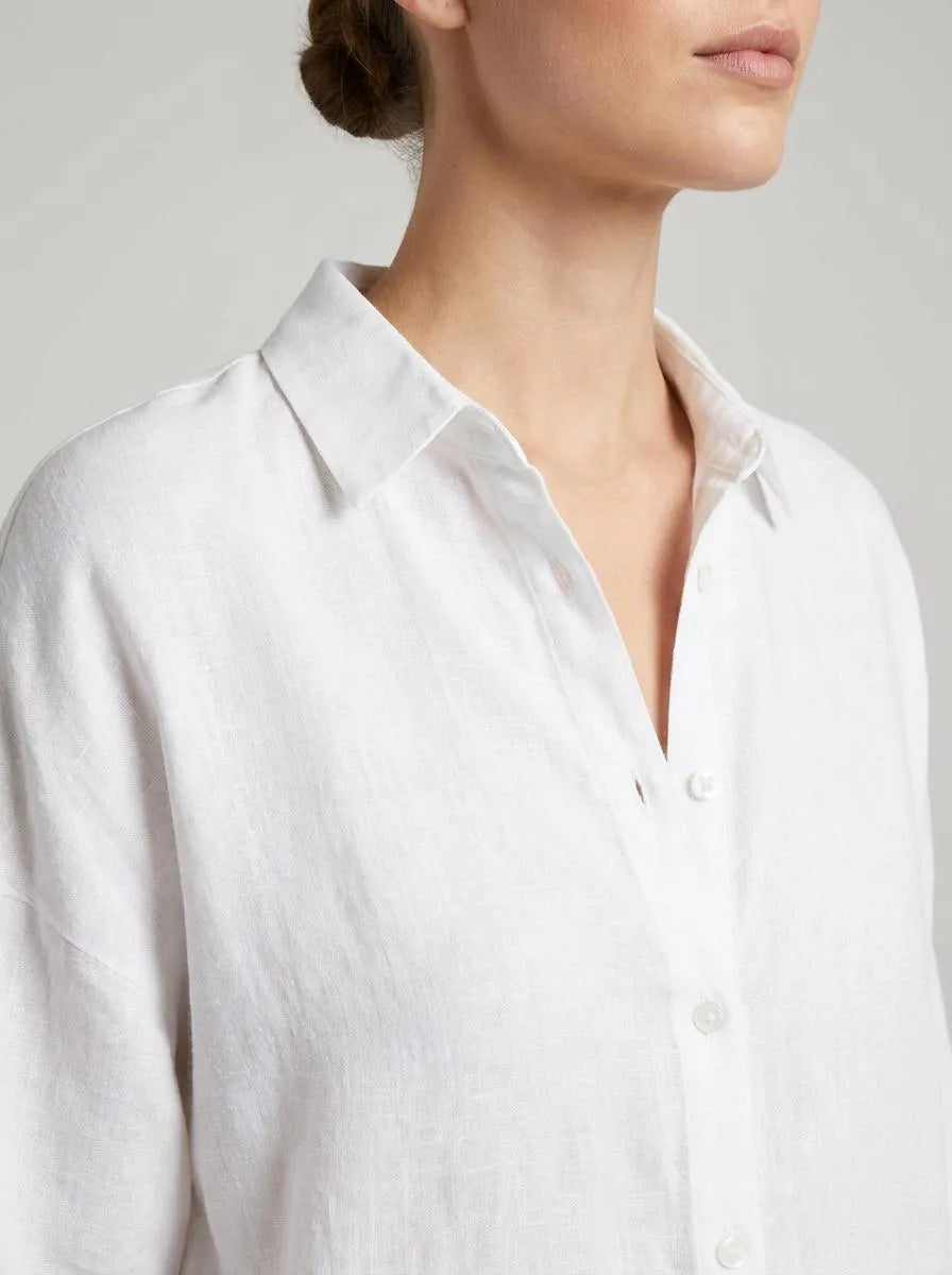 Bella Novelle linnen blouse losvallend, detail van de kraag en knopen