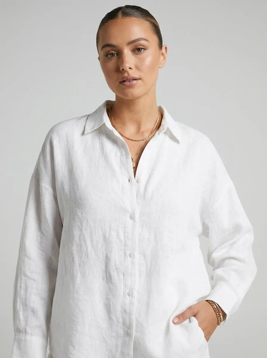 Bella Novelle linnen blouse losvallend, close-up van de stof