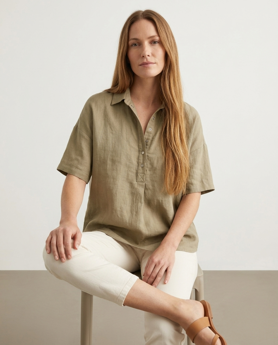 Losvallende blouse khaki - zittende pose
