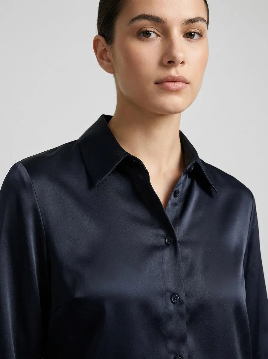Bella Novelle satijnen blouse klassieke kraag, detail van de kraag en knopen