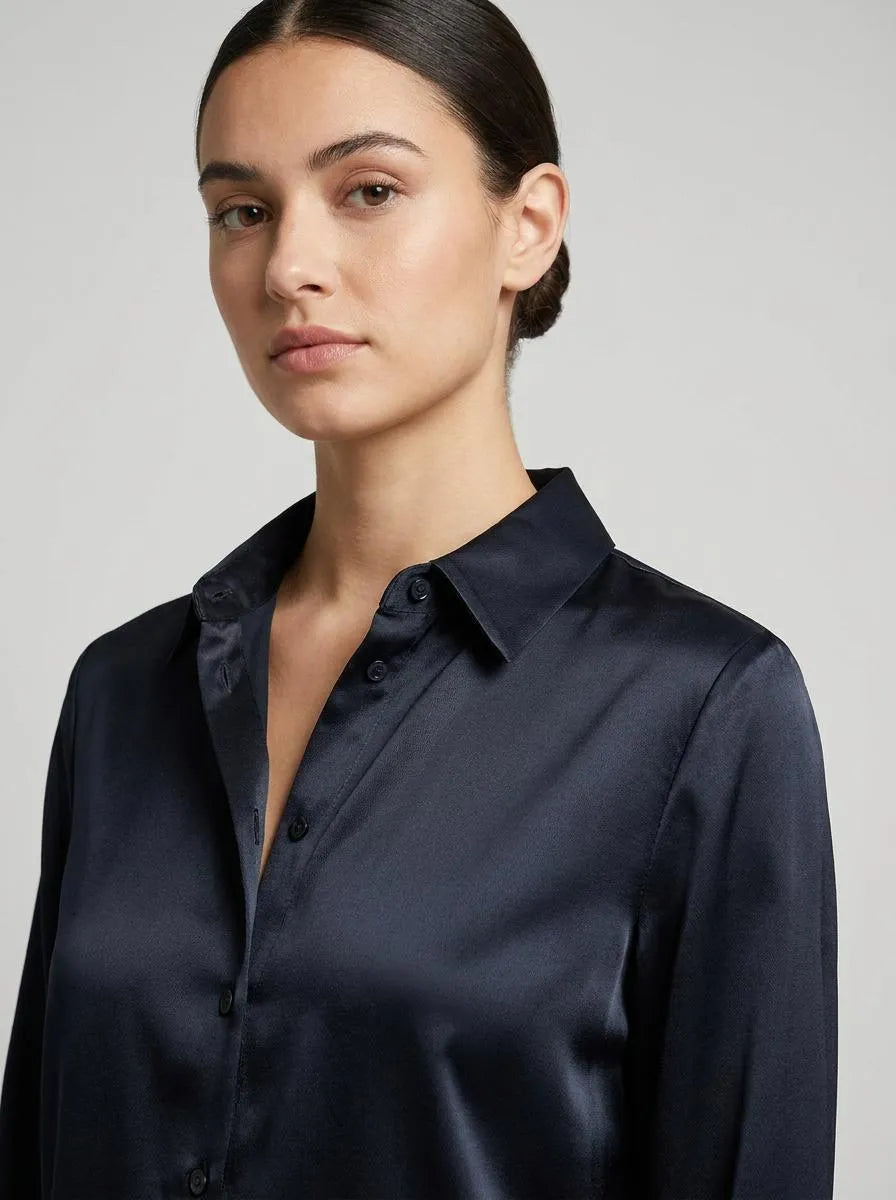 Bella Novelle satijnen blouse klassieke kraag, close-up van de stof