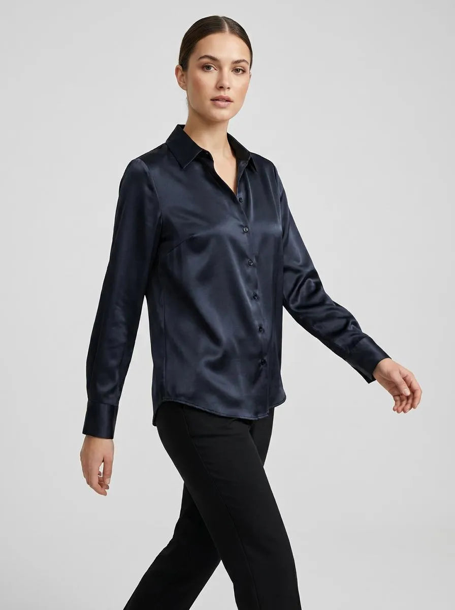 Bella Novelle satijnen blouse klassieke kraag in beweging, volledige lengte