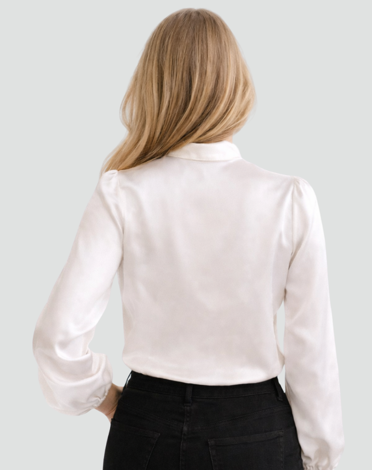 Bella Novelle satijnen damesblouse met strik bij de hals, productfoto