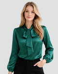 Bella Novelle satijnen damesblouse met strik bij de hals in groen