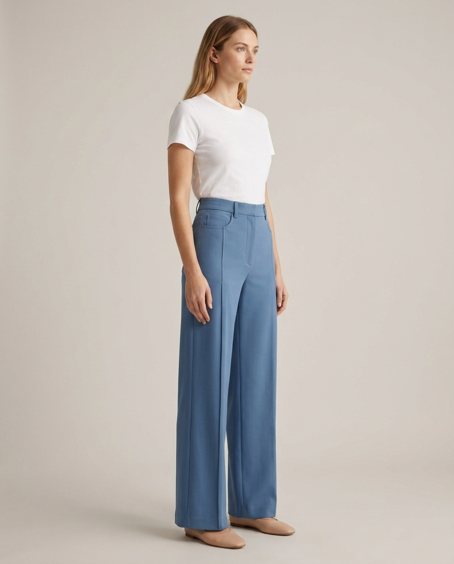 Broek met wijde pijpen in blauw - staande pose