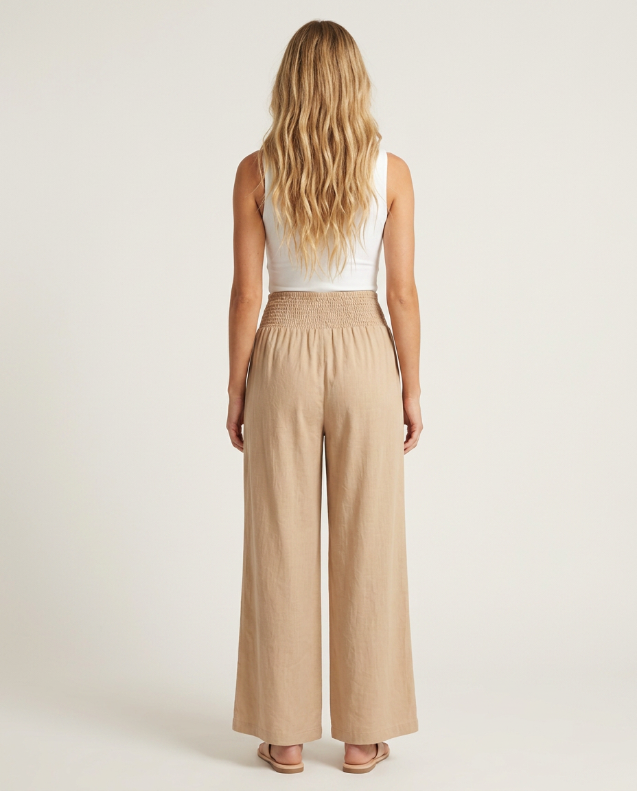 Strandbroek met wijde pijpen in beige - achteraanzicht
