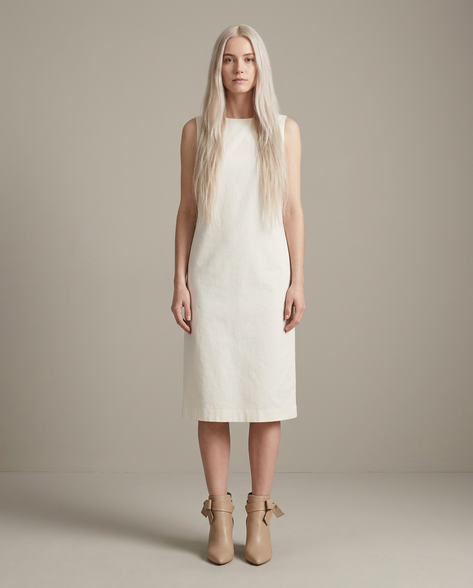 Beige enkellaarsjes met strikdetail - vooraanzicht op model