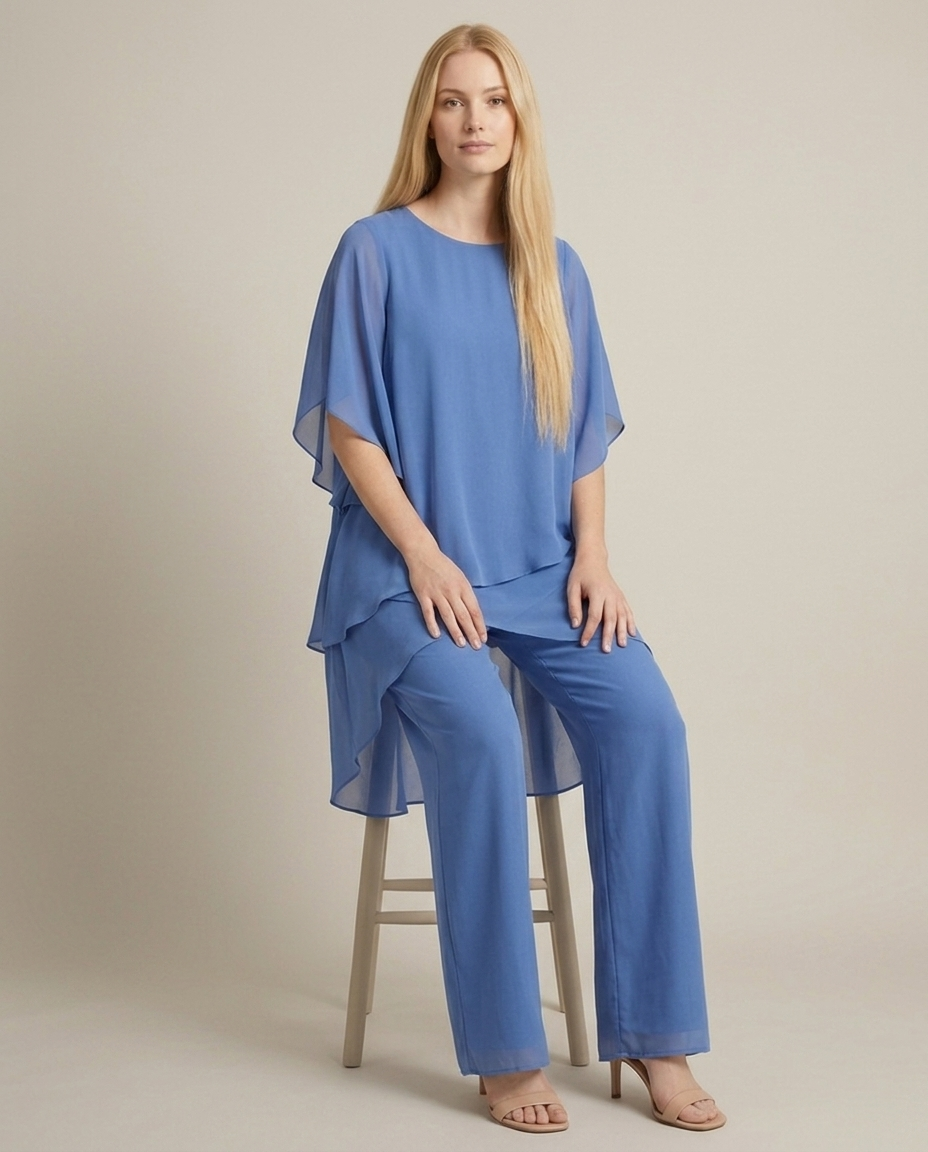 Bella Novelle gelaagde kledingset in blauw, zittende pose