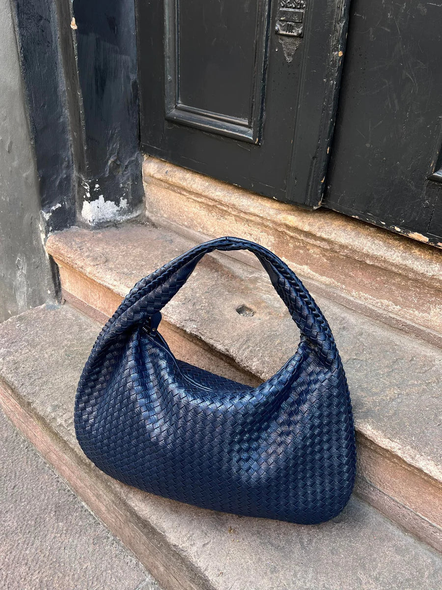 Bella Novelle gevlochten handtas in marineblauw