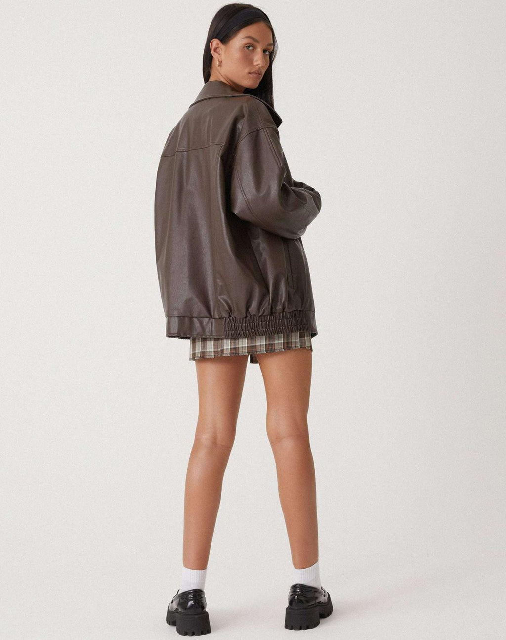 Bella Novelle oversized jasje in leerlook, staande pose