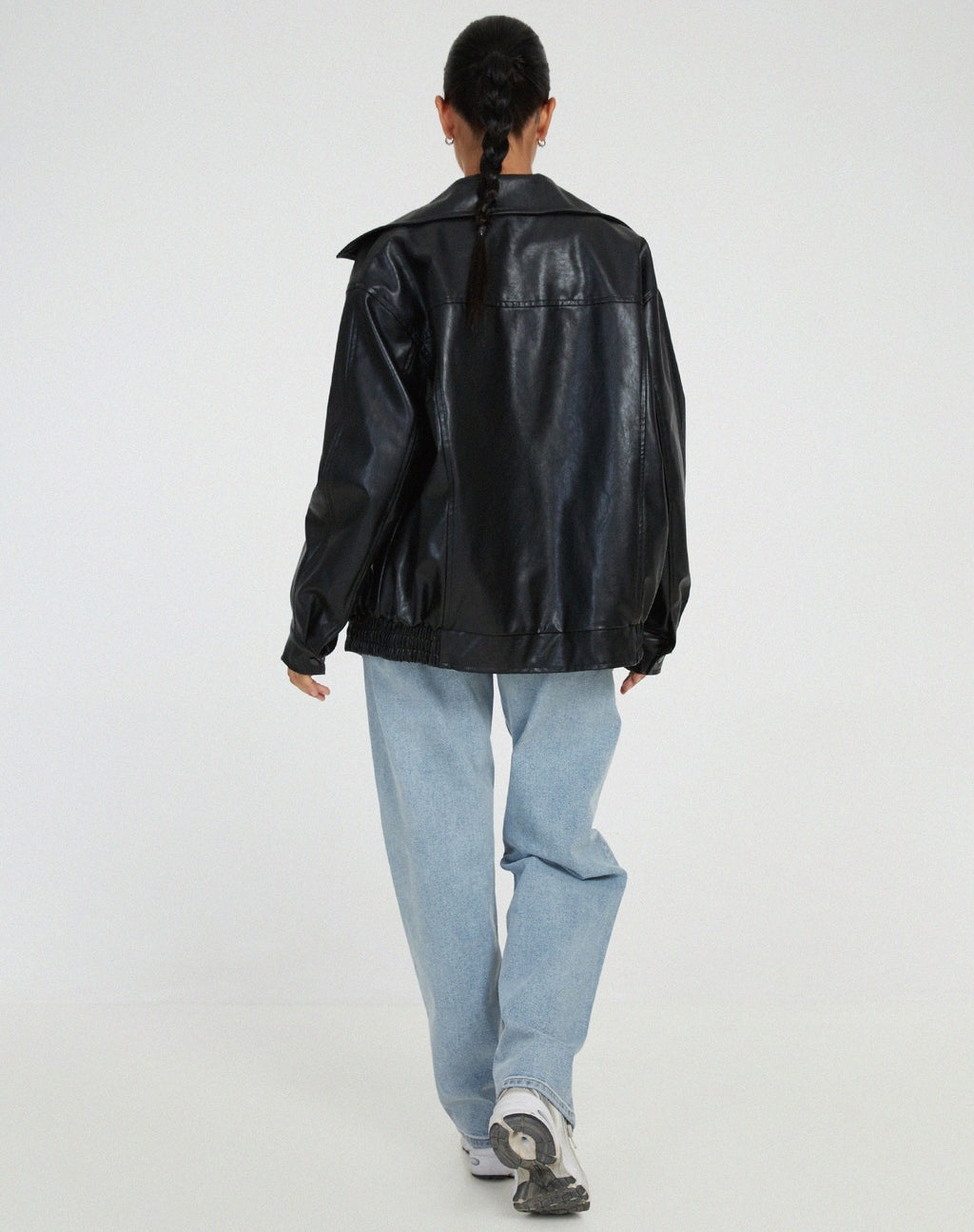 Bella Novelle oversized jasje in leerlook, vooraanzicht op model