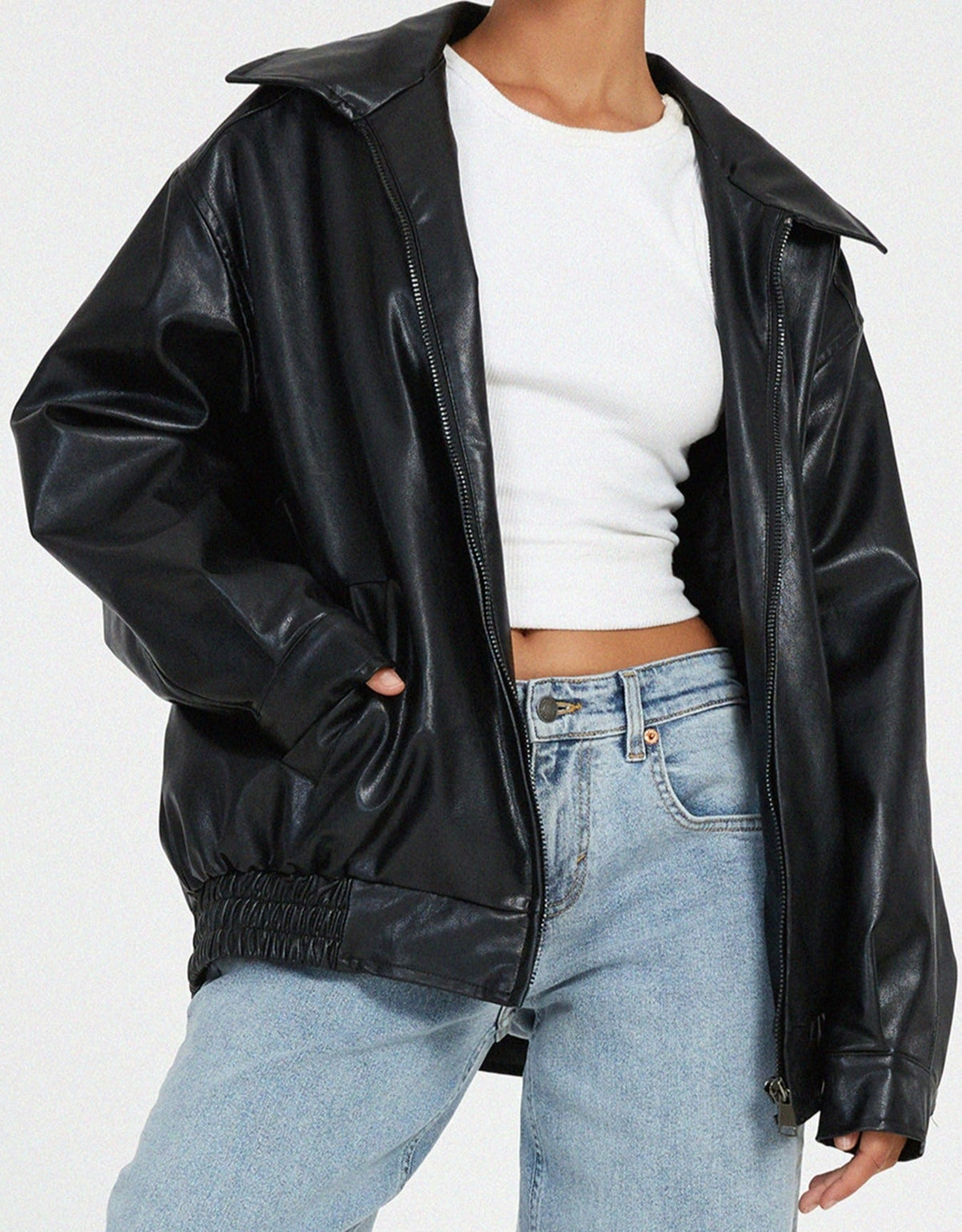 Bella Novelle oversized jasje in leerlook, zijaanzicht op model