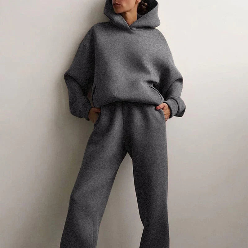 Bella Novelle joggingset voor dames, staande pose van opzij