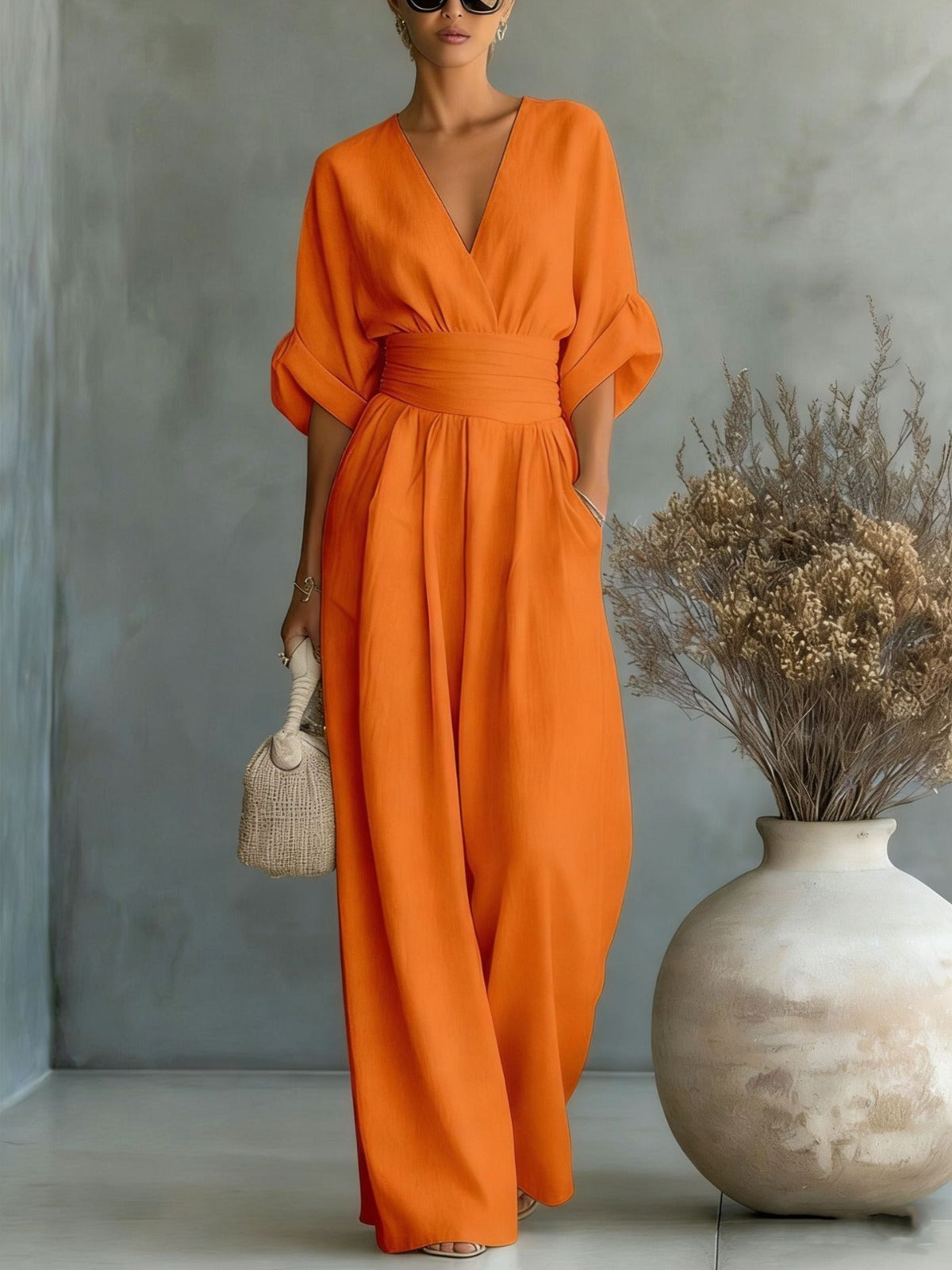 Bella Novelle damesjumpsuit met V-hals en wijde pijpen in oranje