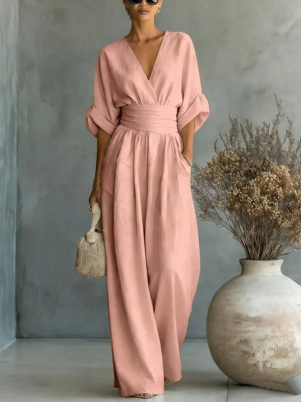 Bella Novelle damesjumpsuit met V-hals en wijde pijpen in roze
