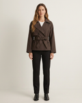 Bella Novelle korte trenchcoat met ceintuur, vooraanzicht
