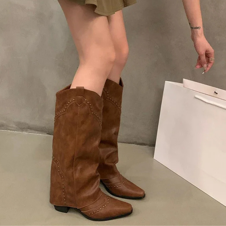 Bella Novelle kniehoge laarzen in westernstijl, vooraanzicht op model