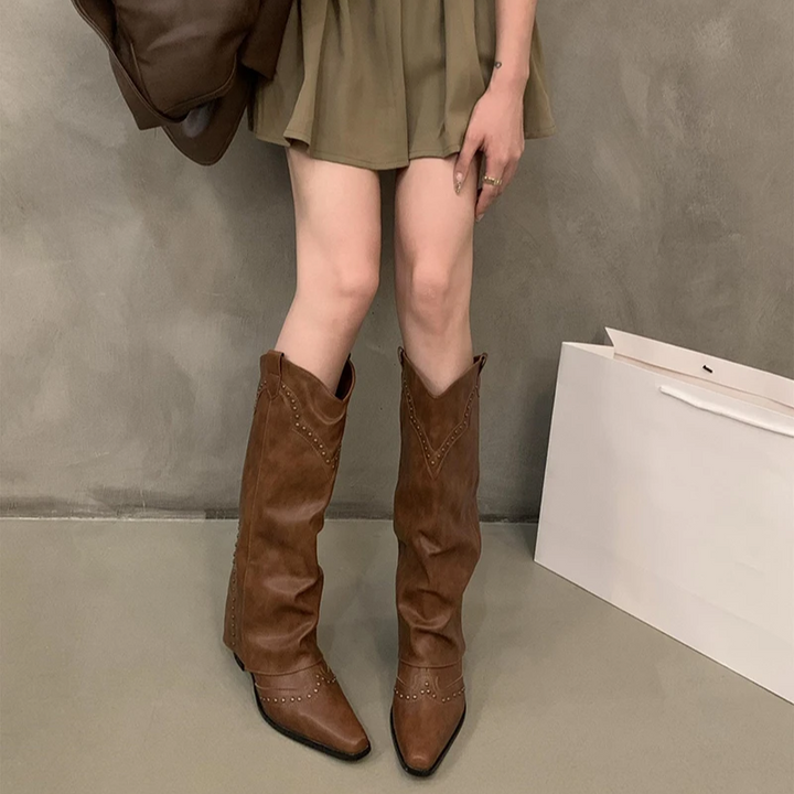 Bella Novelle kniehoge laarzen in westernstijl, zijaanzicht op model