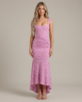 Maxi-jurk met korsetlijf en asymmetrische zoom in roze - vooraanzicht