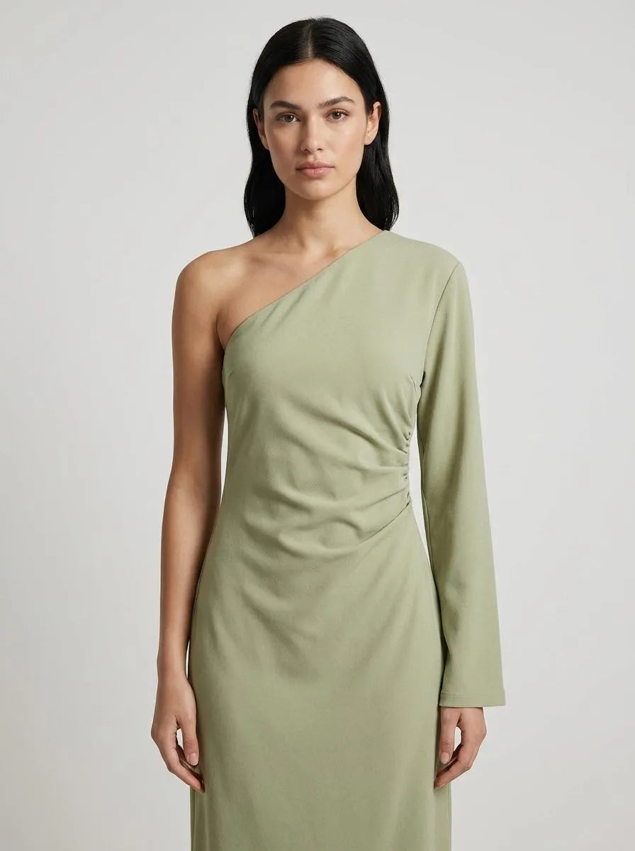 Bella Novelle one-shoulder maxi jurk, detail van de asymmetrische halslijn