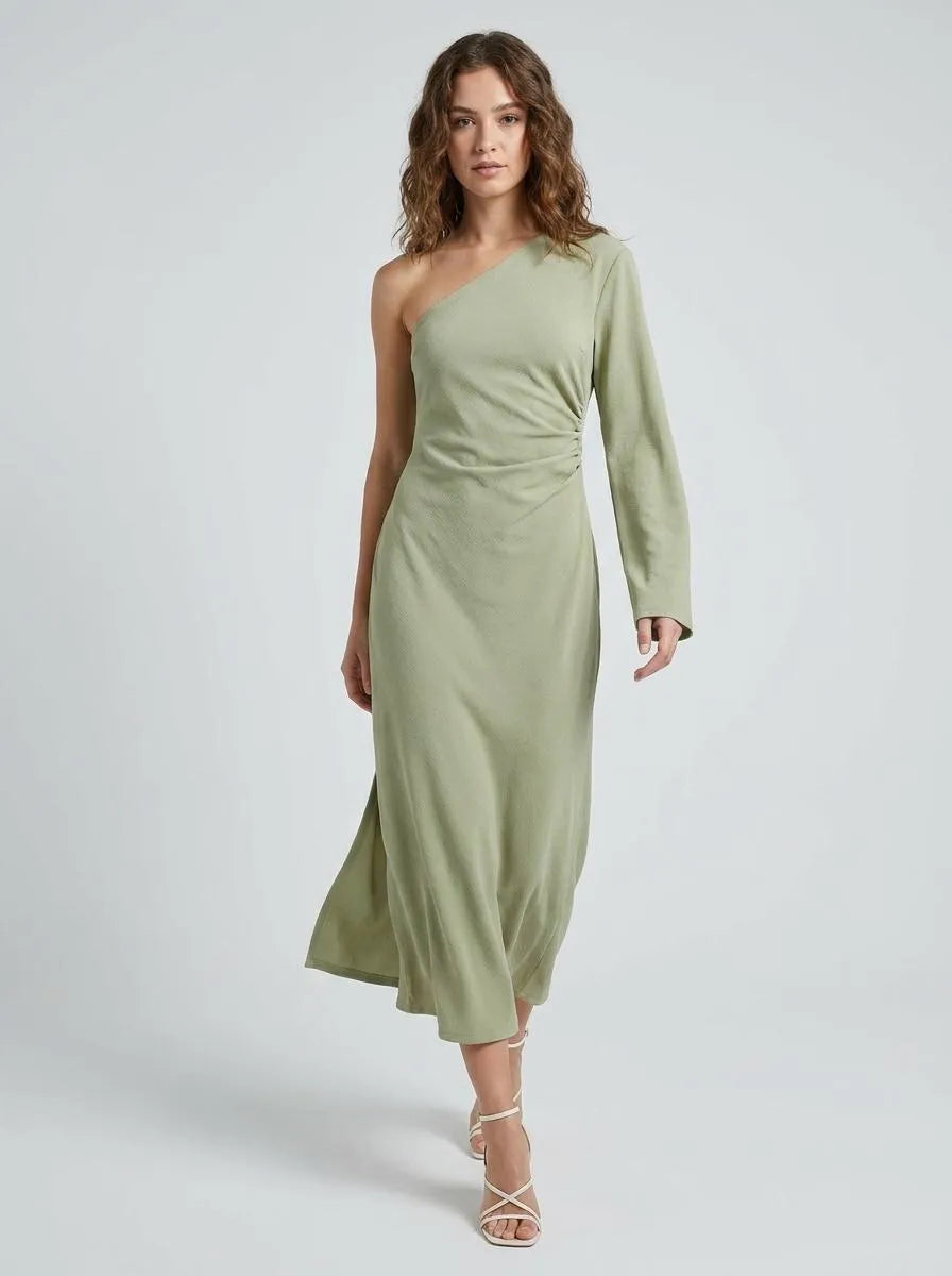 Bella Novelle one-shoulder maxi jurk in beweging, volledige lengte
