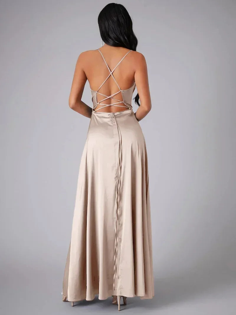Bella Novelle satijnen maxi jurk met split en open rug, productfoto