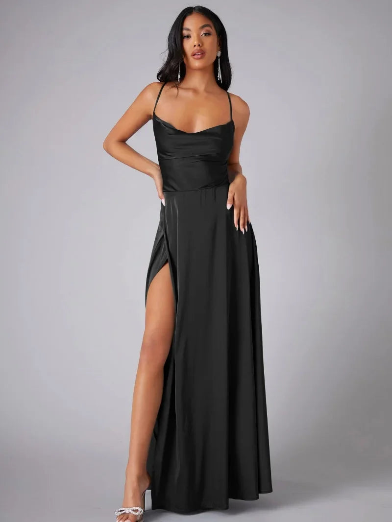 Bella Novelle satijnen maxi jurk met split en open rug in zwart
