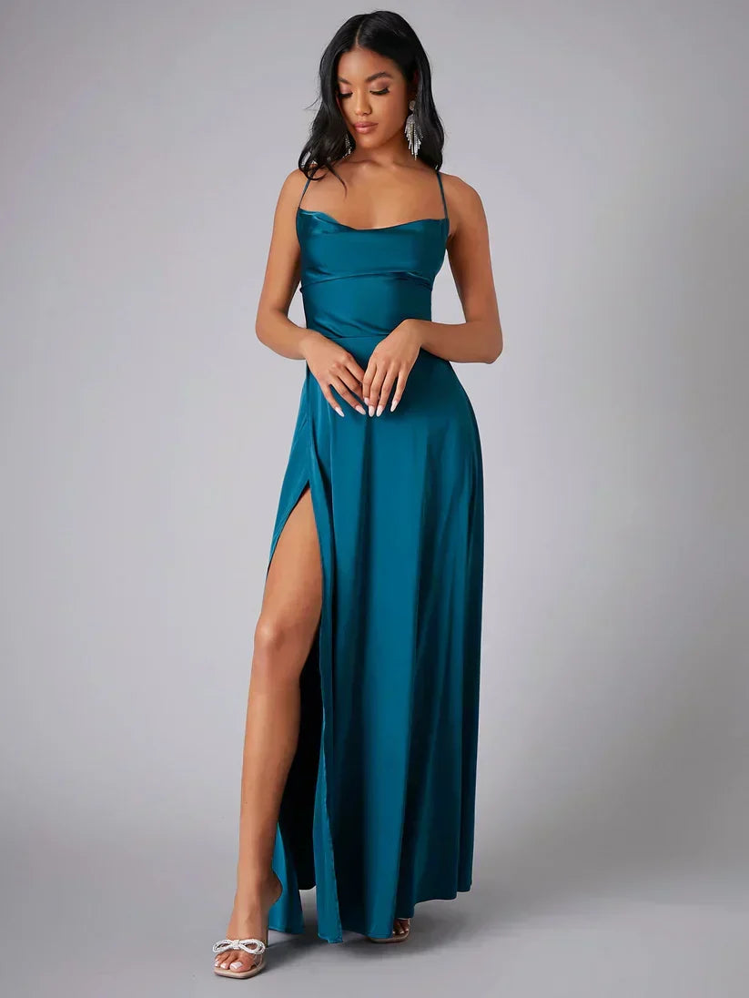 Bella Novelle satijnen maxi jurk met split en open rug in blauw