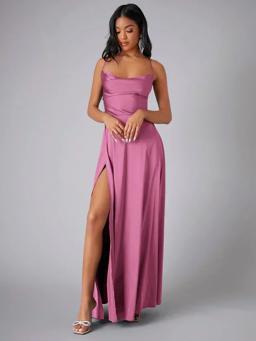 Bella Novelle satijnen maxi jurk met split en open rug in roze