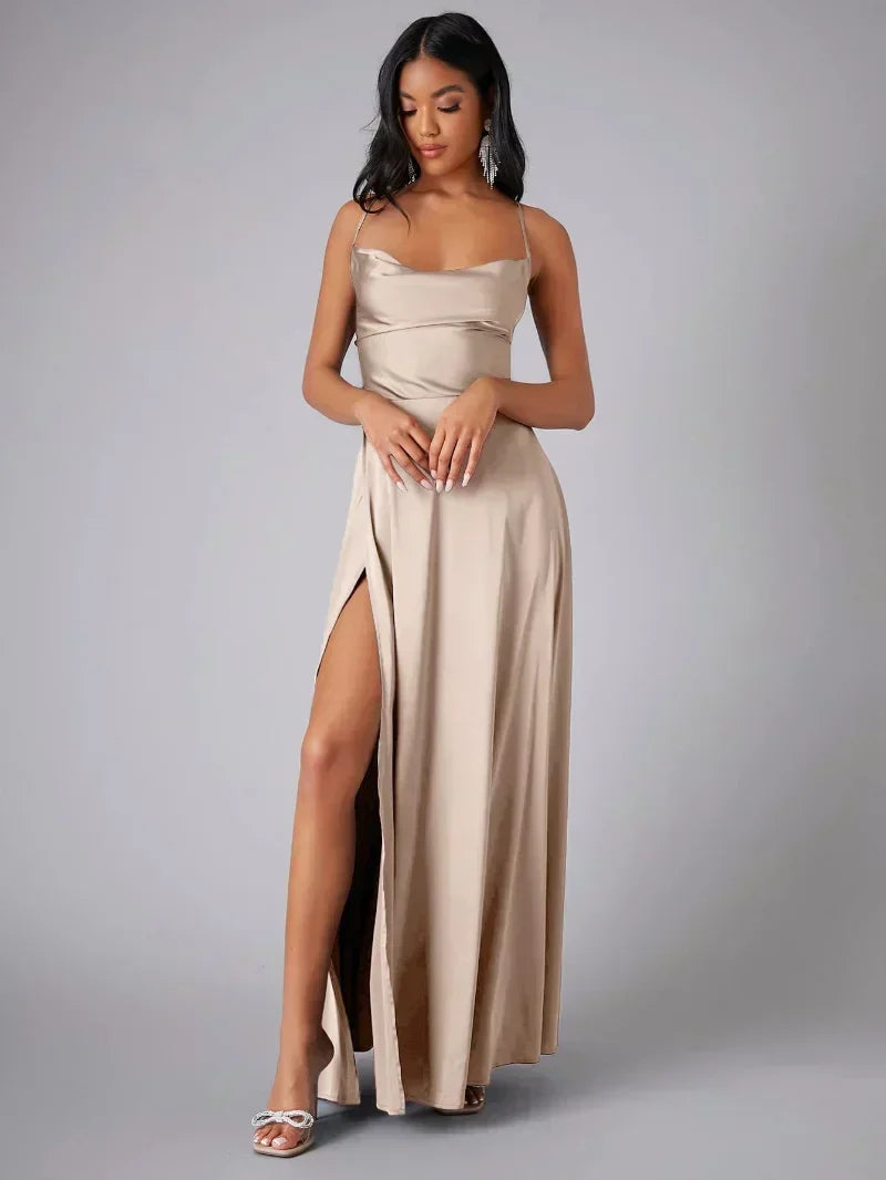 Bella Novelle satijnen maxi jurk met split en open rug in champagne