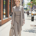 Bella Novelle driedelige damesset met lang vest in taupe