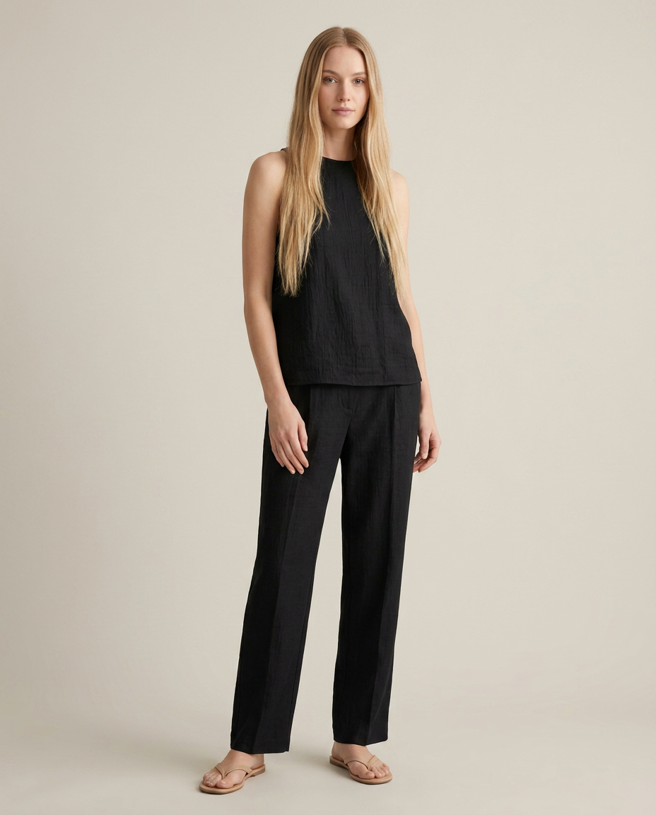 Set mouwloze top en broek in zwart - staande pose