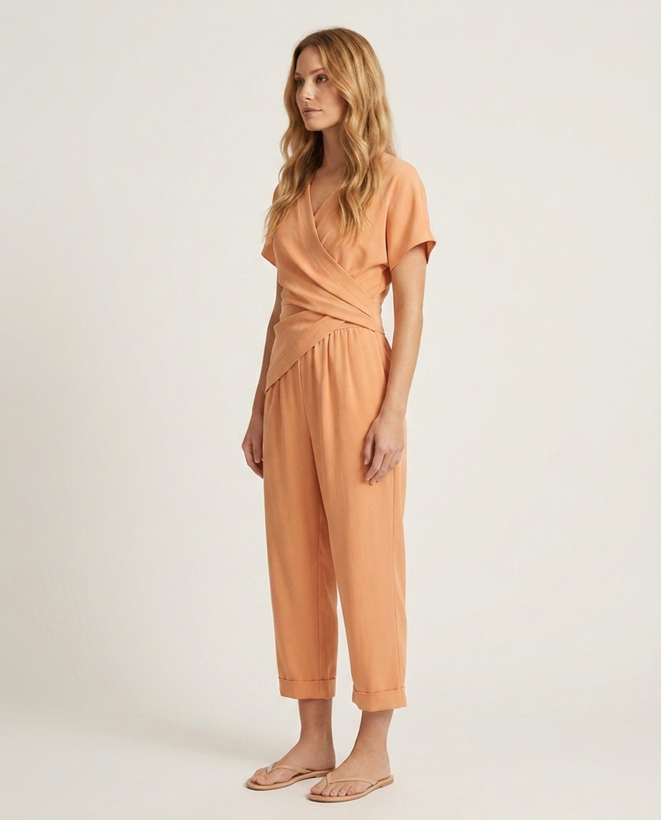 Wikkeltop en cropped broek in abrikoos - zijaanzicht