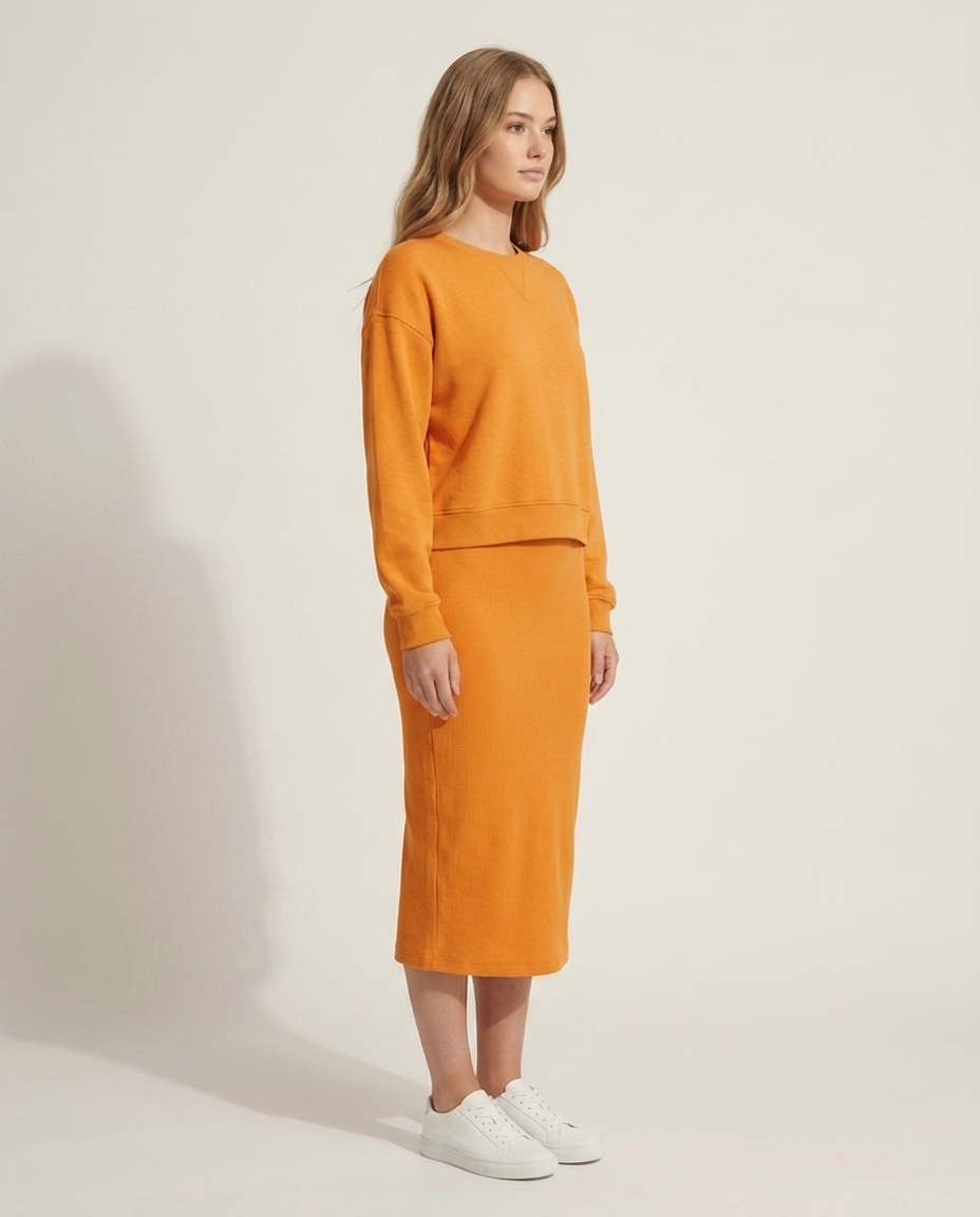 Sweatshirt en jurkset in oranje - zijaanzicht