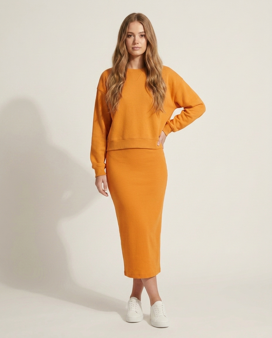 Sweatshirt en jurkset in oranje - staande pose