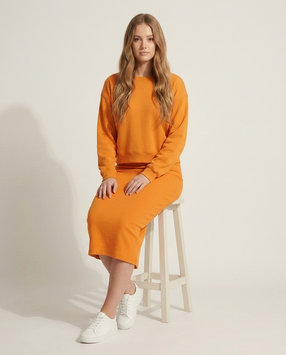 Sweatshirt en jurkset in oranje - zittende pose