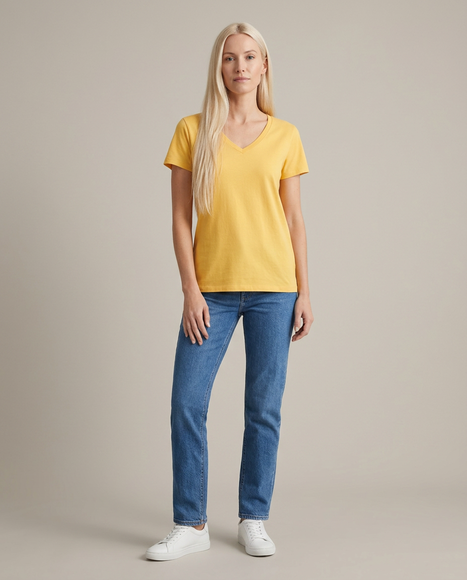 Bella Novelle T-shirt met V-hals in geel, staande pose