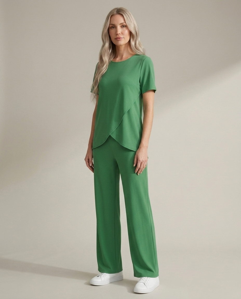 Bella Novelle tweedelige set in groen, staande pose