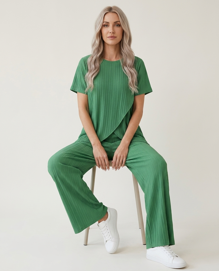 Bella Novelle tweedelige set in groen, zittende pose